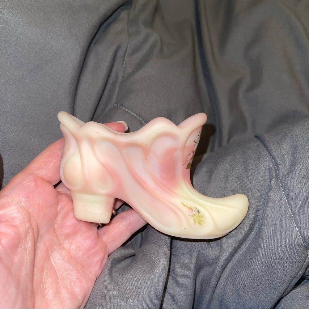 Fenton Burmese Custard Shoe
